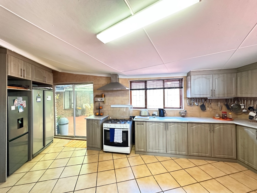 6 Bedroom Property for Sale in Heiderand Western Cape